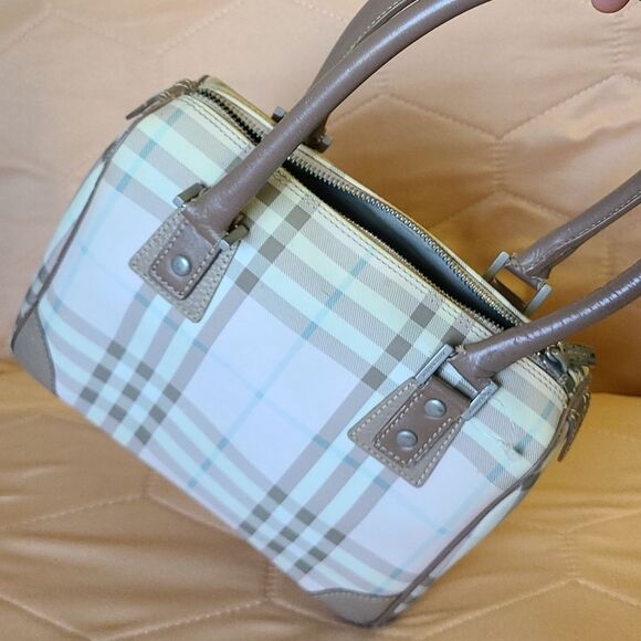 💯 Authentic Burberry Handbag 🍀 - Picture 10 of 13